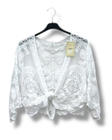 Brodeerattu bohotyylinen bolero. Eri värejä