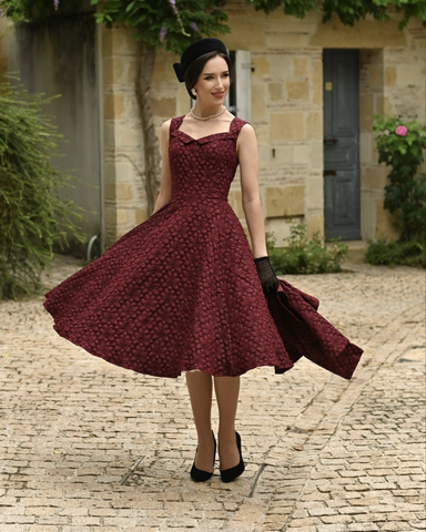 Klassinen yksivärinen Thea kellomekko bolerolla