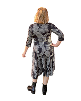 Mustavalkoinen laskeutuva mekko. Vain Helmestä!