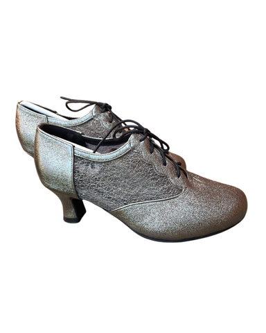 Nyt on VAU! Chantana. Hopea leveälestinen juhlakenkä. Vain Helmestä!