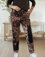  PLUS-KOON aivan kuin mokkanahkahousut etutaskulla ja painatuksella