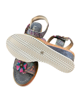 Laura Vitan farkkusiniset kiilakorkosandaalit, vain Helmestä!