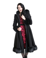 Hupullinen pitkä musta talvitakki.