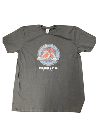 Miesten T paita, tennarit. Harmaa