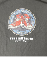 Miesten T paita, tennarit. Harmaa