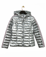 Hopean värinen naisellinen kevyt toppatakki yksityiskohdilla