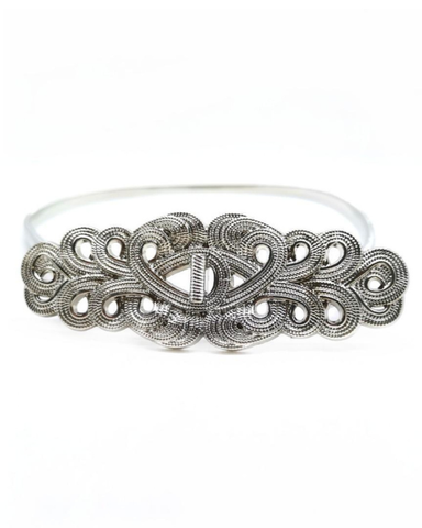 Joustava metallinen koruvyö, kauniilla ornamentti soljella, hopea