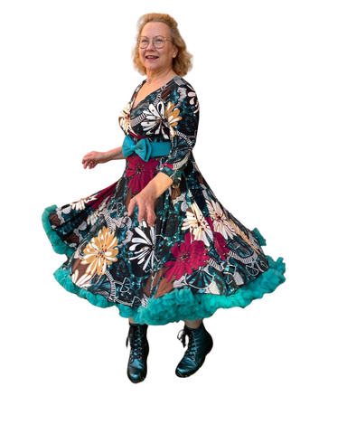 Inari, murretuissa syksy väreissä laskeutuva mekko. Vain Helmestä!