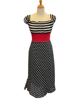 Musta kapea kynähame.  Polka dot 50s tyylinen röyhelöhame.