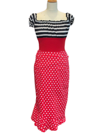 Punainen kapea kynähame.  Polka dot 50s tyylinen röyhelöhame.