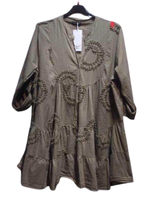 Brodeerattu kohokuvioinen  tunika. Eri värejä