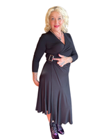 Musta laskeutuva hihallinen solkimekko.Vain Helmestä!