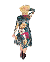 Inari, syksy väreissä laskeutuva hihallinen solkimekko.Vain Helmestä!