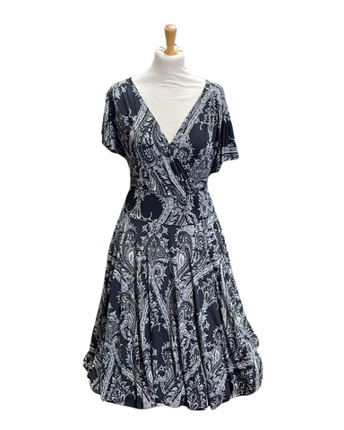 Ornamentti, tumma tyylikäs perhoshihallinen kellomekko