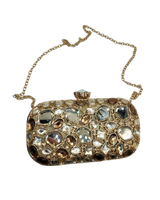 Minaudière, pieni, korumainen naisten juhla-iltalaukku. Eri värejä