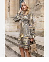 Tunika, Harmaalla pohjalla kullanvärinen tehoste. 