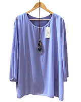 Väljä laskeutuva sifonkinen liehukepusero viskoosivuorellla. Plus koko