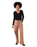 Leveälahkeiset kiiltävät keinonahkahousut