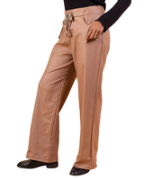 Leveälahkeiset kiiltävät keinonahkahousut