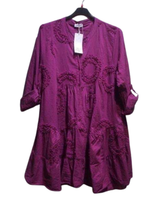 Brodeerattu kohokuvioinen  tunika. Eri värejä