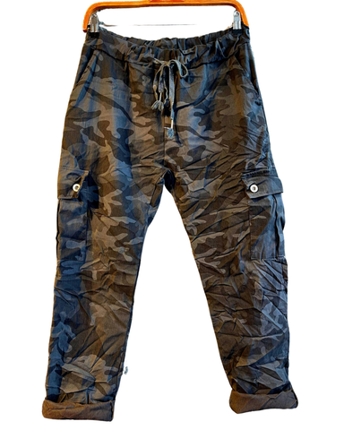 Maastokuvioiset reisitaskuhousut, katso vaihtoehdot! 