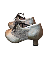 Nyt on VAU! Chantana. Hopea leveälestinen juhlakenkä. Vain Helmestä!