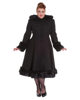 Hupullinen pitkä musta talvitakki.