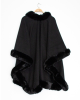 Musta turkissomisteinen viitta