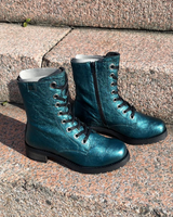 Lumi, petrooli, metallinhohtoiset nahkamaiharit