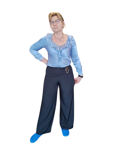 Leveälahkeiset suorat housut. One size. Eri värejä