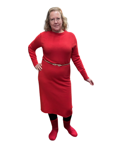 Suoran mallinen neulemekko, sininen ja punainen.   