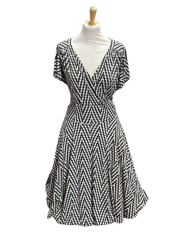 Sik sak, tyylikäs graafinen perhoshihallinen kellomekko