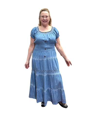 Farkkumekko bohotyyliin, pienillä hihoilla ja somisteilla. Kaksi kokoa