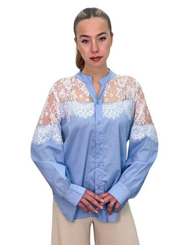 Vaaleansininen paitapusero pitsi yksityiskohdilla