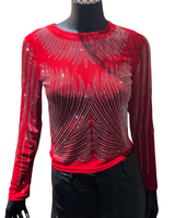 Punainen elegantti läpikuultava pusero strassikoristeilla.