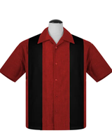 Punainen keilapaita jossa musta tuplapaneeli