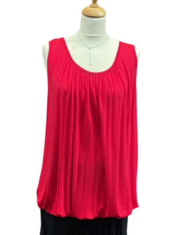 Hurmaava punainen pussimainen trikootoppi. Pituus yli vatsan alueen