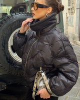 Talvitakki, puffer, musta, tikattu pystykaulus toppatakki. 