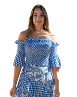 Mar Lunares.  Musta ja sininen polka dot. Off shoulder pusero. 