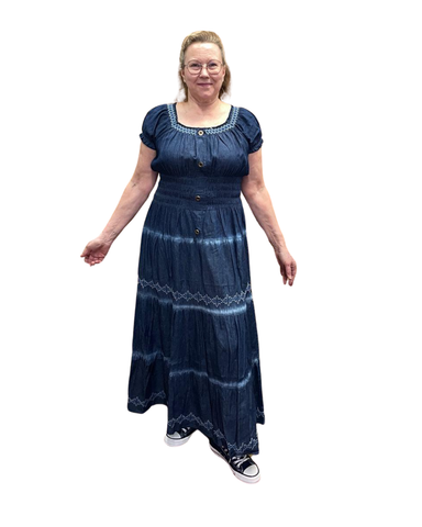 Farkkumekko bohotyyliin, pienillä hihoilla ja somisteilla. Kaksi kokoa