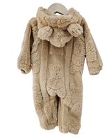  Nallehaalari. Beige tekoturkis, vetoketjulla ja hupulla, korvat