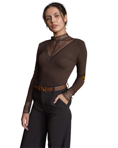 Louna-pitsikoristeinen ruskea korkeakauluksinen pusero. 