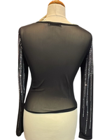 Musta elegantti läpikuultava pusero strassikoristeilla.