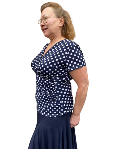 Navy sininen polkadot kuosinen, kietaisumallinen pusero