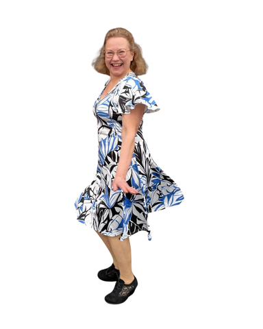 Aura. Polvimittainen, kapea, A linjainen mekko. Sininen ja pinkki