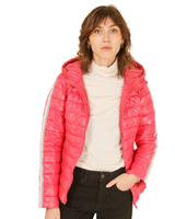 Fuksian värinen naisellinen kevyt toppatakki yksityiskohdilla