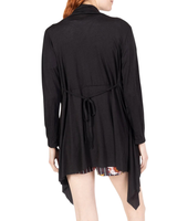 Trikoojakku, jossa on epäsymmetrinen helma.