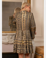 Tunika, Harmaalla pohjalla kullanvärinen tehoste. 