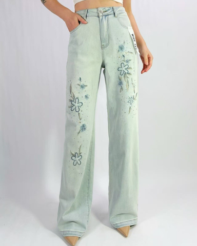 Suoralahkeiset vaaleat farkut kukkabrodeerauksilla ja timanteilla.