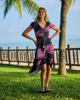 Lyhyt Mekko, jossa pinkki Korallikuvio ja kultaraita koristeena